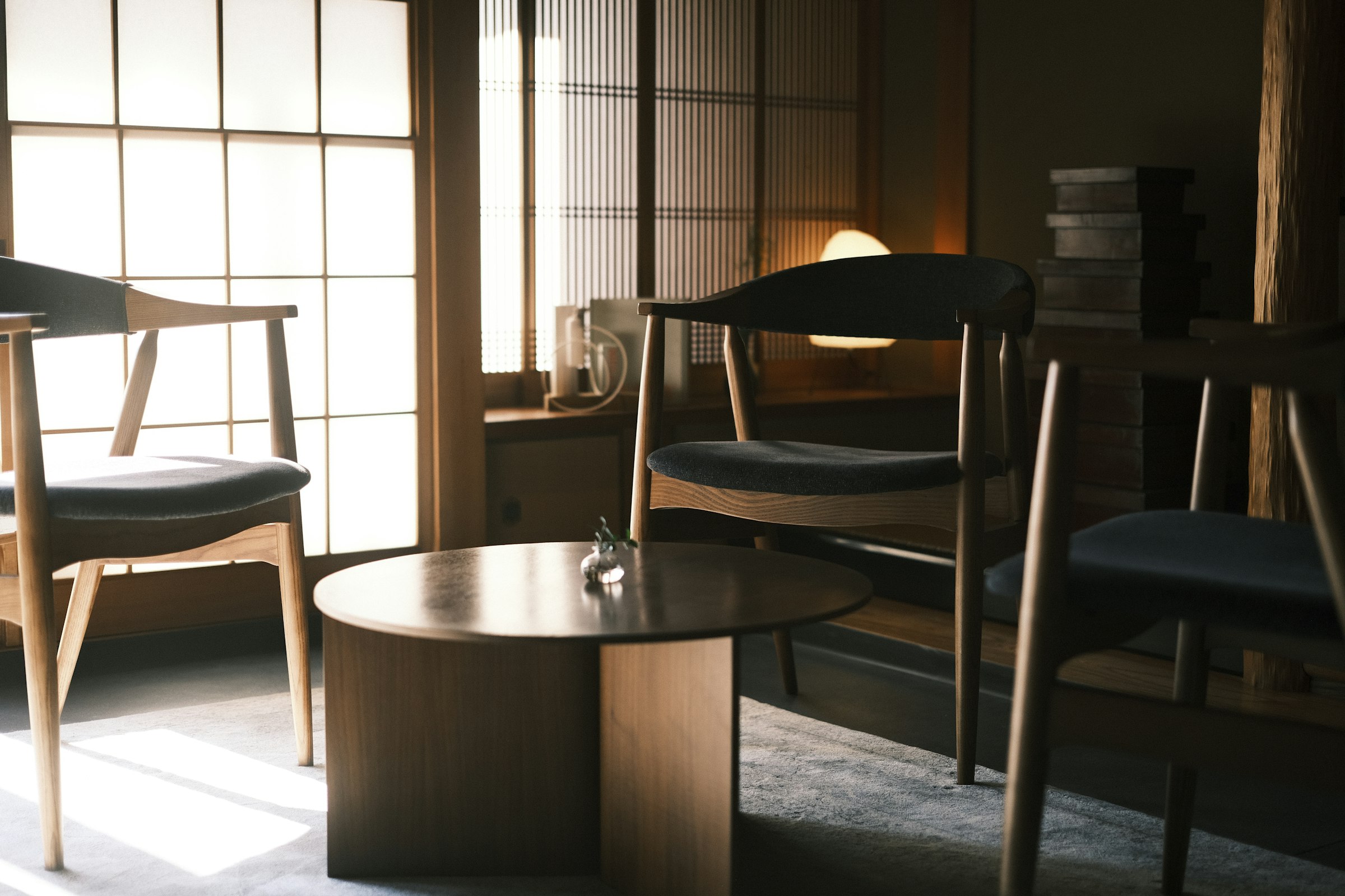 店内に差し込む柔らかな光とコーヒーカップ